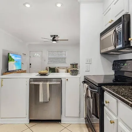 Lovely 2-Bdr W/Patio, Lake Park!